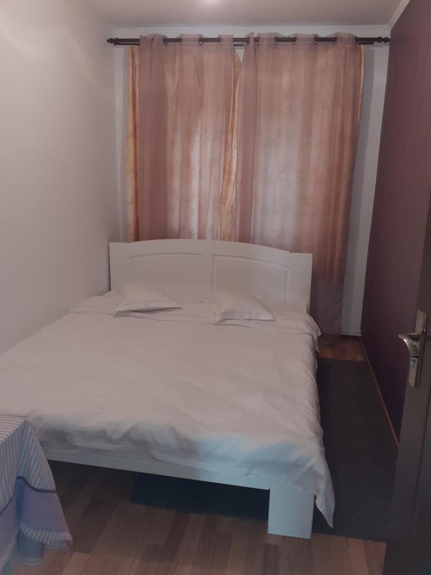 Apartament Cu 3 Camere La Poala Muntilor Fagaras Виктория Екстериор снимка